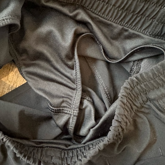 Athleta Girl Heart the Hustle 2.5 Shorts Size 12 - Picture 5 of 5